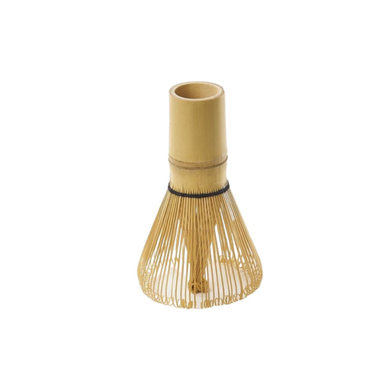 Et matcha piskeris i bambus, med en lille sort snor om "halsen"