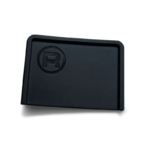 En sort Rocket tampermåtte u. kant. Den er har Rocket logo i venstre hjørne.