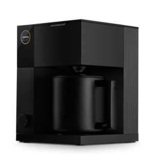 Fellow Aiden præcisions kaffemaskine i sort set forfra i 3/4-vinkel, stilrent produktfoto.
