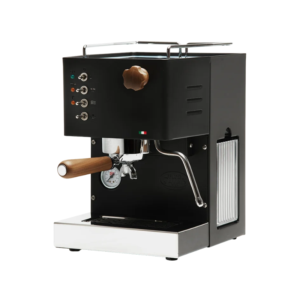 Quick Mill Pippa espressomaskine sort – front/trekvart visning med træhåndtag og dampstang.
