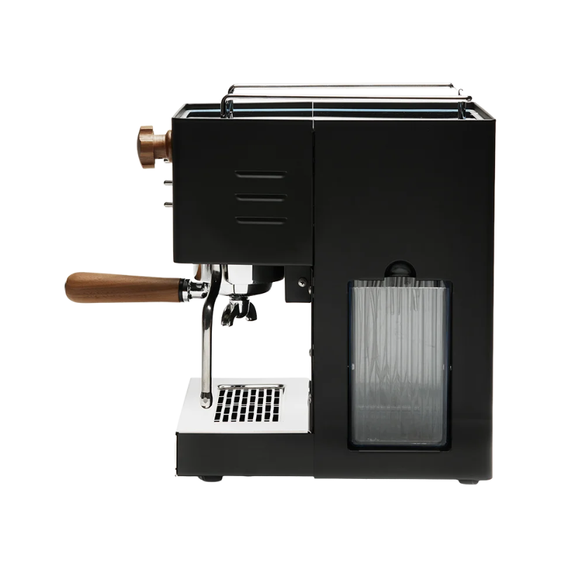 Quick Mill Pippa espressomaskine sort – sidevisning med synlig aftagelig vandtank og træportafilter.
