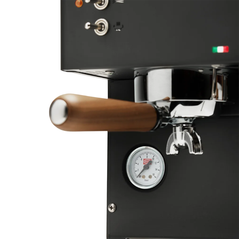 Quick Mill Pippa detalje – træportafilter i fokus med indbygget trykmåler (manometer).