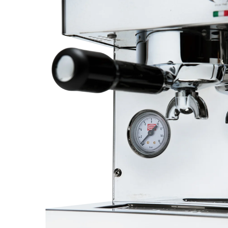 Quick Mill Pippa detalje i sølv – portafilter og manometer tæt på, fokus på bryggehovedet.