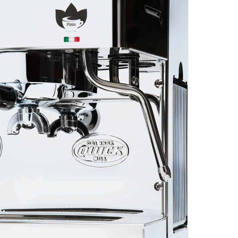 Quick Mill Pippa detalje – tæt billede af portafilter og trykmåler, viser bryggetryk.