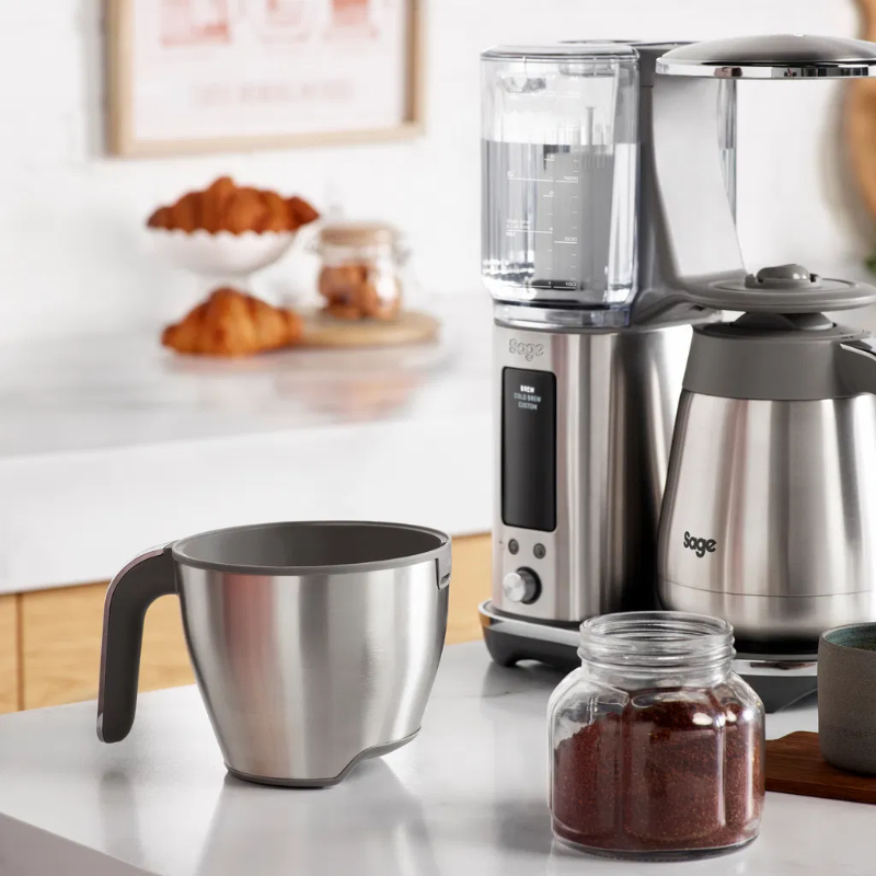 Aftagelig bryggebakke og serveringskande til Sage Luxe Brewer Thermal, praktisk til rengøring og dosering.