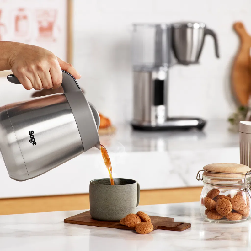 Hælder kaffe fra Sage Luxe Brewer Thermal termokande i krus – friskbrygget og klar til servering.