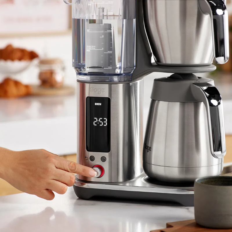 Nærbillede af Sage Luxe Brewer Thermal kontrolpanel og drejeknap – intuitiv justering af bryggetid.