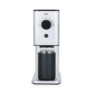 Wilfa Zense Alux kaffekværn frontvisning med kop — Wilfa Zense Alux kaffekværn i aluminium, front med aftræk og kop under doseringsudløb, klar til morgenkaffen.