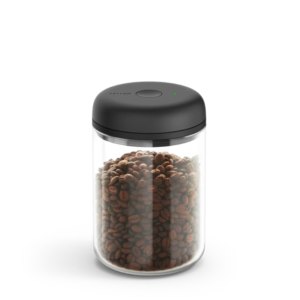 Atmos bønnebeholder, forfra — Atmos elektrisk vakuumglas (1,2 L) med sort låg, fyldt med kaffebønner, set forfra på hvid baggrund.