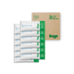 Sage maskine afkalker, 12 x 25 g – Række af 12 småposer med Sage “Machine Descaler” foran en brun papæske, på hvid baggrund.