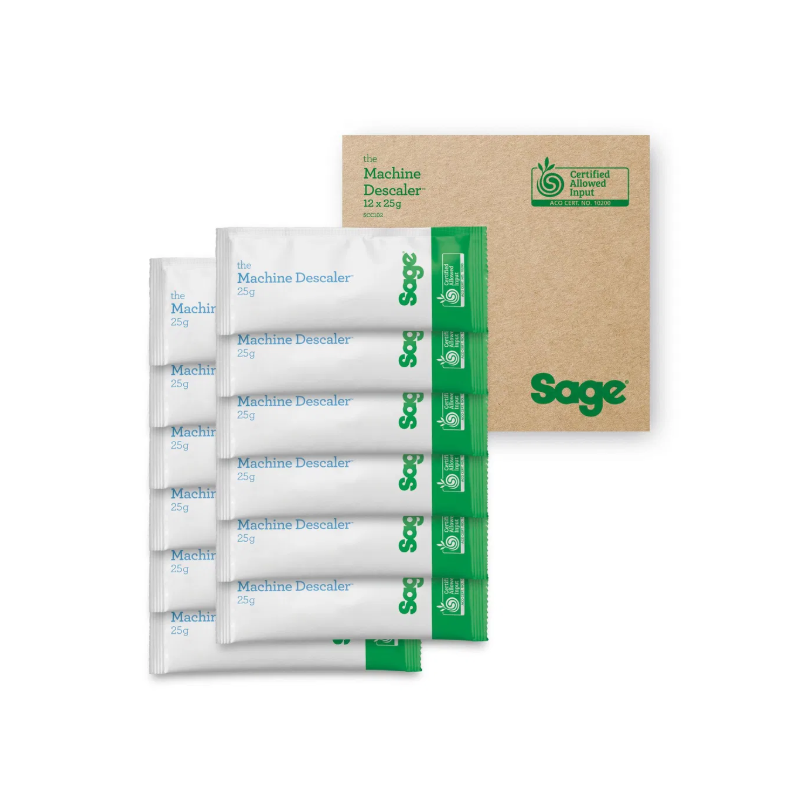 Sage maskine afkalker, 12 x 25 g – Række af 12 småposer med Sage “Machine Descaler” foran en brun papæske, på hvid baggrund.