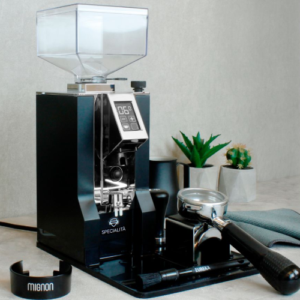 Eureka Mignon Specialità kaffekværn i sort med portafilter og tilbehør på køkkenbord i moderne kaffehjørne