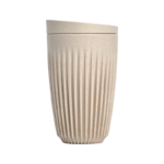 HuskeeCup m. Låg - Natur. En naturlig farvet HuskeeCup med låg i størrelsen 12 oz, med et ergonomisk og miljøvenligt design.