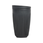 HuskeeCup m. Låg - Sort. En naturlig farvet HuskeeCup med låg i størrelsen 12 oz, med et ergonomisk og miljøvenligt design.