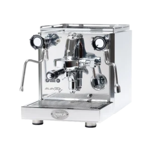 Quick Mill Elevate V espressomaskine i rustfrit stål set forfra med portafilter, steamarm, varmtvandsarm og dobbelt manometer.