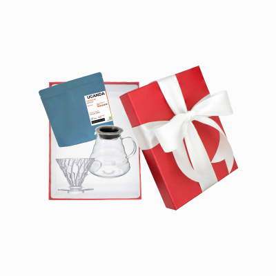 Et billede af en gaveæske med Hario Range server, Hario dripper og en pose uganda kaffe fra Mokkahouse